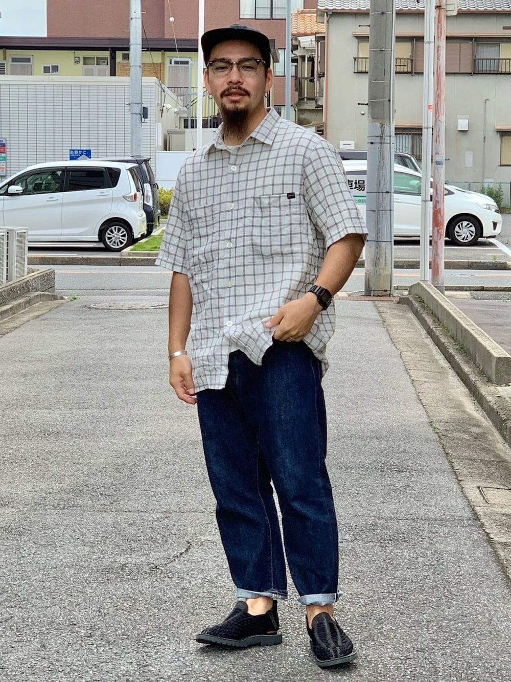 「ゆるコーデ、休日スタイル、シンプルコーデ、チェック、ストレート、デニム、キャップ、メガネ男子」｜「Chubascoの【CHUBASCO】SOLDADO（サンダル、ブラック系）」を使った、Bamba Paripariさん（メンズ・168cm）の夏コーディネートの1枚目の写真
