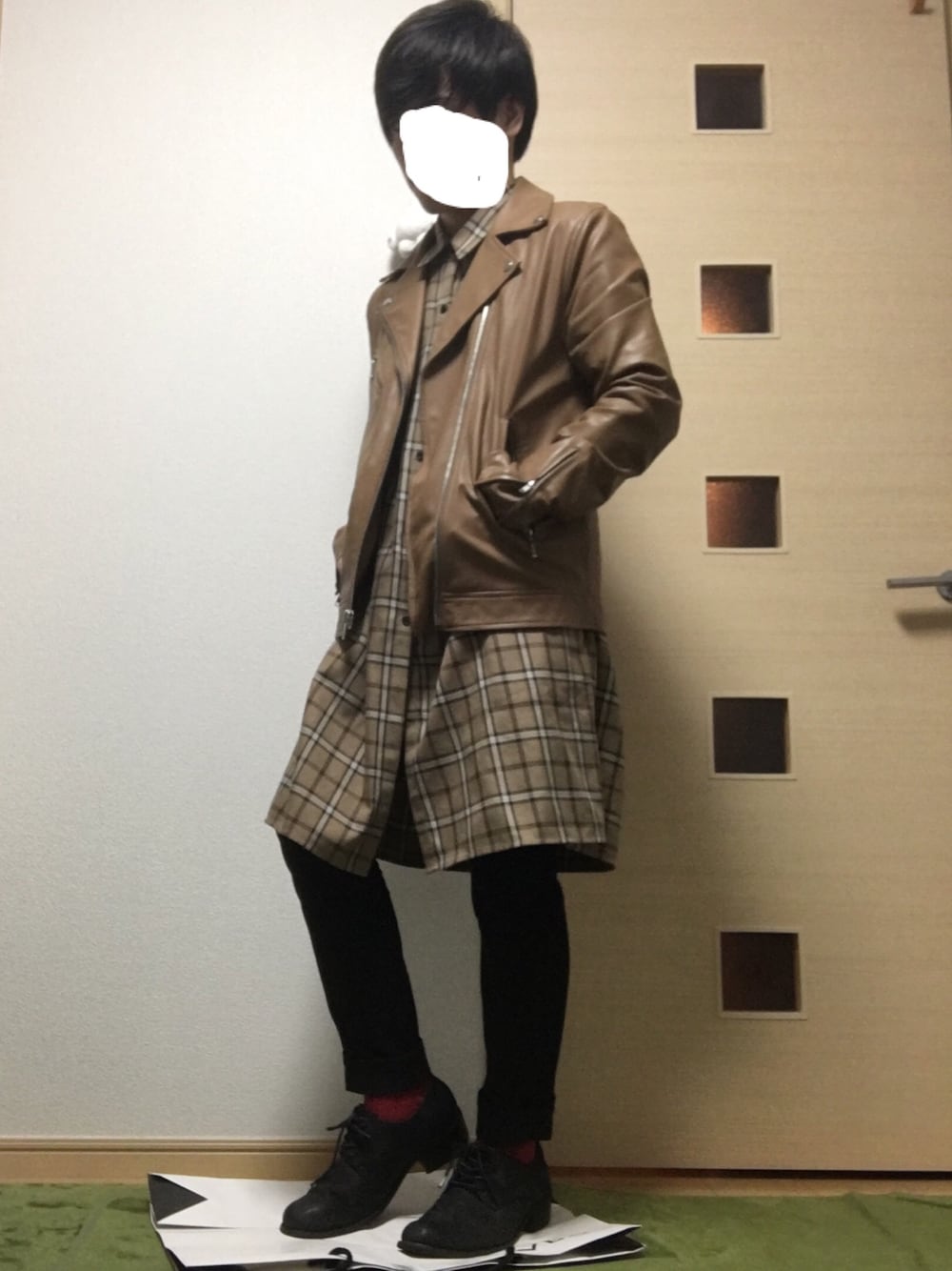 「秋コーデ、チェックロングシャツ、ライダーズジャケット、ライダーズ、スキニー、靴下、台風」｜「JUNREDのTRチェックロングシャツ（シャツ/ブラウス、ベージュ系）」を使った、ましろさん（メンズ・165cm）の秋コーディネートの1枚目の写真