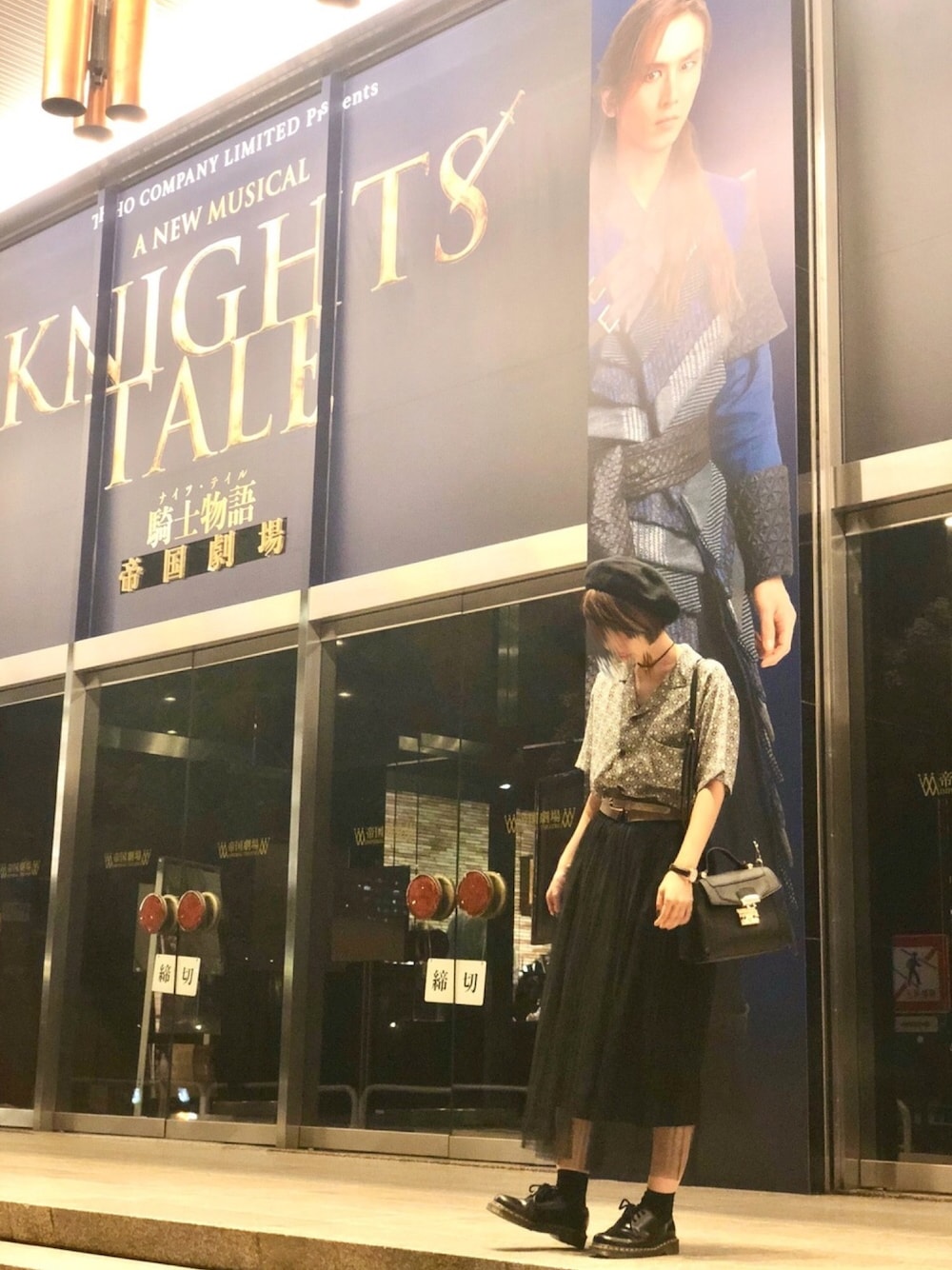 ブラック系のその他シューズ、ブラック系のスカート、ブルー系のシャツ/ブラウスを着用したレディースの夏コーディネートの1枚目の写真