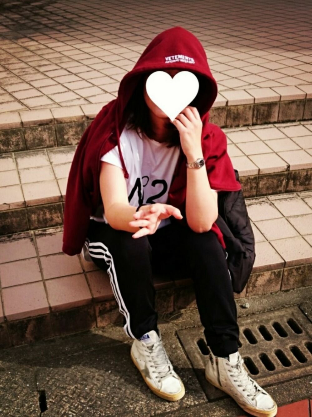 「adidas、運動会、numeroventuno、GOLDEN GOOSE、vetements」｜「VETEMENTSのアイテム（パーカー、レッド系）」を使った、SAtoさん（レディース・164cm）の秋コーディネートの1枚目の写真