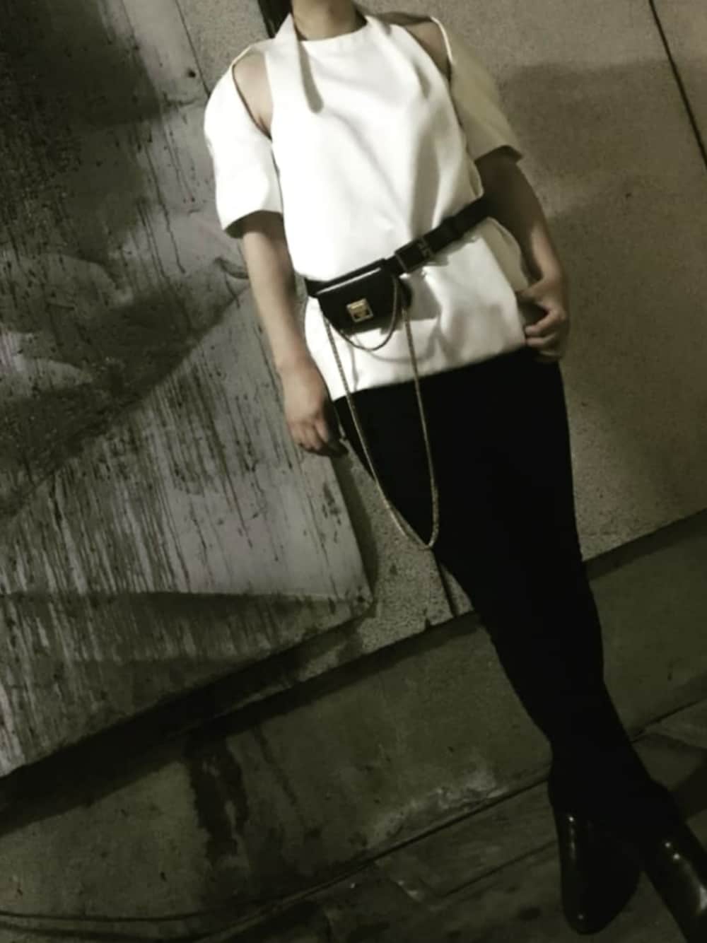 「アレキサンダーワン、ジバンシィ、ショートブーツ、シンプル、Alexander Wang、GIVENCHY、黒、白」｜「GIVENCHYのアイテム（ボディバッグ/ウエストポーチ、ブラック系）」を使った、SAtoさん（レディース・164cm）の春コーディネートの1枚目の写真
