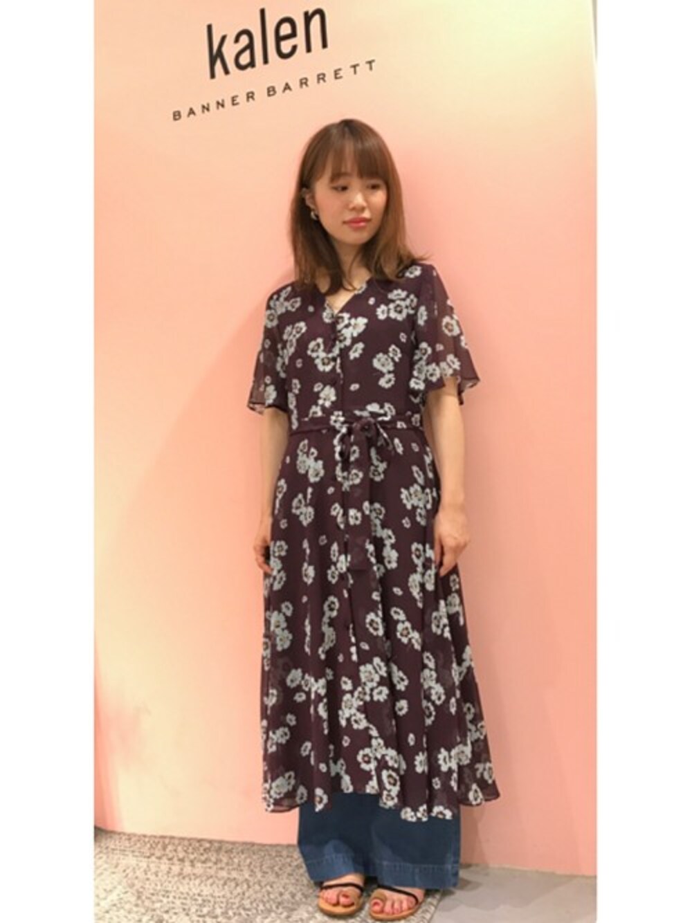 「デニム、ヴィンテージ、ガウン、大人カジュアル、ロングカーディガン、ootd、花柄ワンピース、夏コーデ、outfit、オトナカジュアル」｜「Banner BarrettのSTRIPE CREPE FLOWER PRINT LONGDRESS（ワンピース、レッド系）」を使った、mioさん（レディース・153cm）の夏コーディネートの1枚目の写真