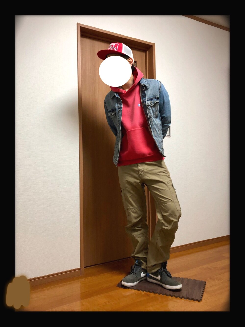 「アメカジ、ストリート、ラフ、オトナカジュアル、お洒落さんとつながりたい、パーカー、ミリタリー、プチプラ」｜「TOMMYのSB MESH CAP（キャップ、レッド系）」を使った、キキさん（メンズ・178cm）の冬コーディネートの1枚目の写真