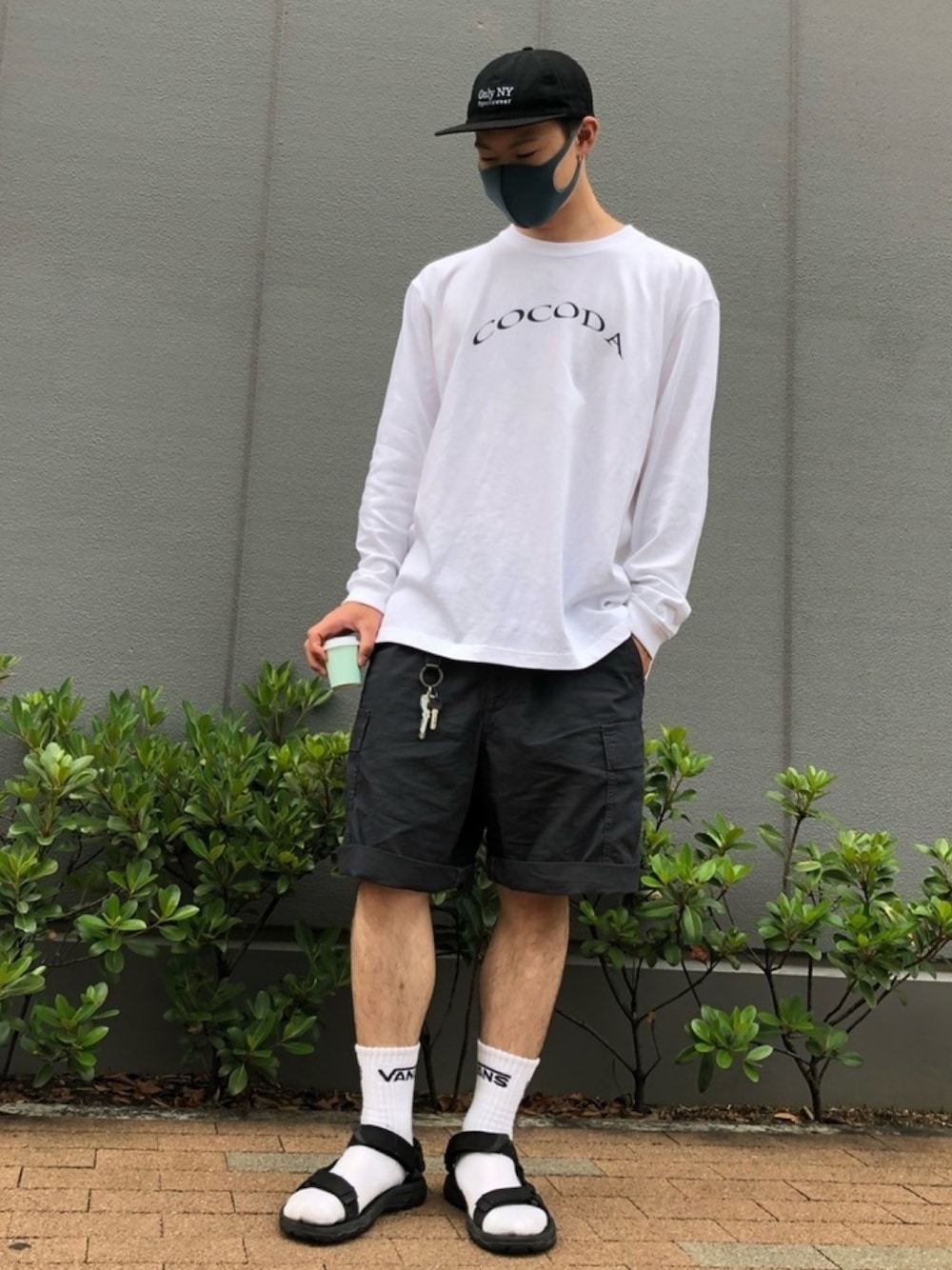 「休日スタイル、ビッグシルエット、大人カジュアル、きれいめカジュアル、ショートパンツ、ロングTシャツ、夏、モノトーン、プチプラ、サンダル」｜「ONLY NYのONLY NY / オンリーニューヨーク GUIDELINE ポロHAT（キャップ、ブラック系）」を使った、ktkさん（メンズ・173cm）の夏コーディネートの1枚目の写真