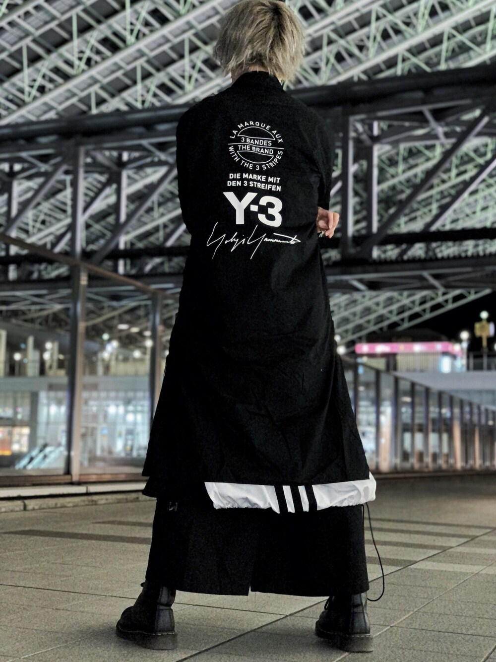 「#ootd、#yohjiyamamoto、Y-3、Dr.Martens、大阪駅」｜「Y-3のYOHJI SHIRT STREET（シャツ/ブラウス、ブラック系）」を使った、れいきさん（メンズ・165cm）の春コーディネートの1枚目の写真