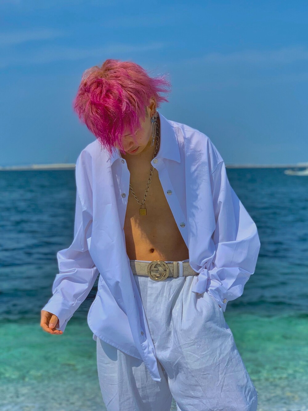 「お洒落さんとつながりたい、ゆるコーデ、カジュアルコーデ、白コーデ、インスタグラム、インスタやってます、インスタフォローしてね！、GUCCI、OY、夏コーデ」｜「OYのバックボタンデザインシャツ（シャツ/ブラウス、ホワイト系）」を使った、れいきさん（メンズ・165cm）の春コーディネートの1枚目の写真