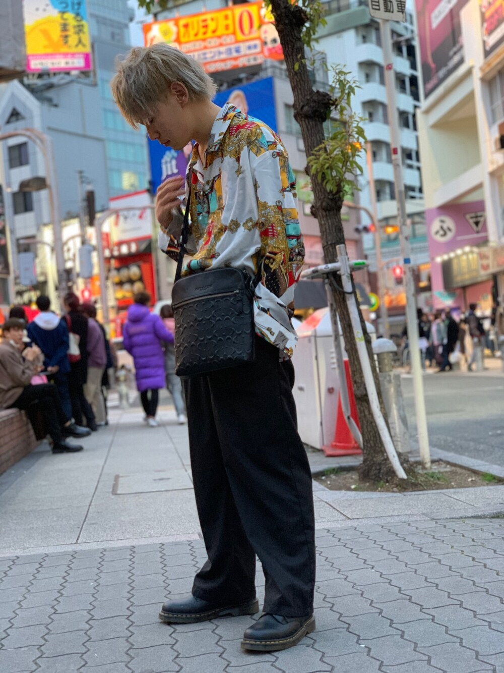 「古着、古着コーデ、柄シャツ、柄シャツ×ワイドパンツ、柄シャツコーデ、COACH、おしゃれさんと繋がりたい、フォローお願いします、インスタやってます、インスタフォローしてね！」｜「COACHの【コーチ】メトロポリタン クロスボディー ペブル レザー（ショルダーバッグ、ブラック系）」を使った、れいきさん（メンズ・165cm）の春コーディネートの1枚目の写真