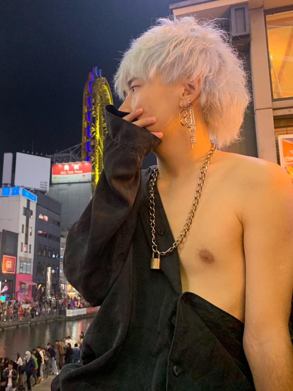 「はるコーデ、おしゃれさんと繋がりたい、インスタグラム、インスタやってます、インスタ映え、ハロウィン、ハロウィンコーデ、フォローミー、フォローお願いします、フォロー返します！」｜「LOUIS VUITTONのアイテム（ネックレス、ゴールド系）」を使った、れいきさん（メンズ・165cm）の春コーディネートの1枚目の写真