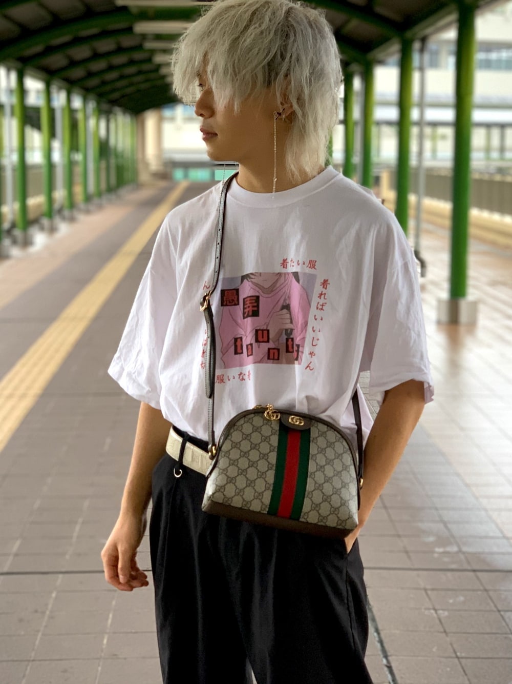 「愚弄taunts、GUCCI、GUコーデ、夏コーデ、WEGO、夏コーデ2021、白髪、お洒落さんとつながりたい、ファッションの力を信じよう」｜「愚弄tauntsのアイテム（Tシャツ/カットソー、ホワイト系）」を使った、れいきさん（メンズ・165cm）の冬コーディネートの1枚目の写真