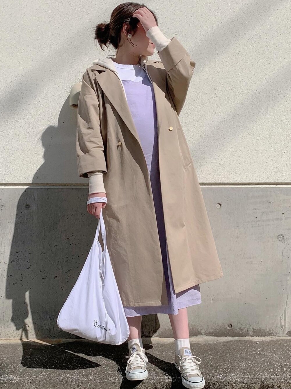 ベージュ系のトレンチコート、ベージュ系のその他を着用したレディースの春コーディネートの1枚目の写真
