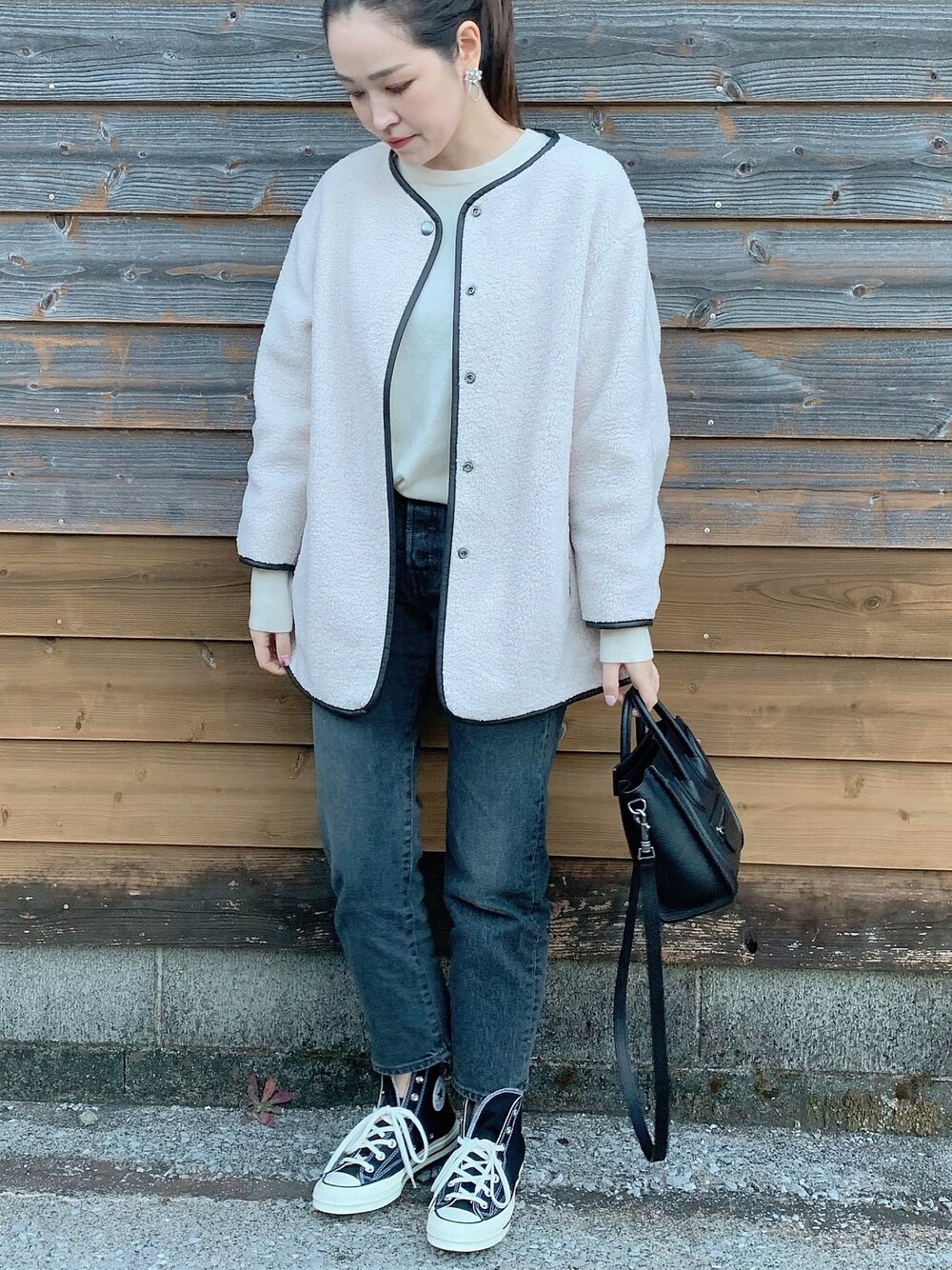 「大人カジュアル、休日スタイル、大人コーデ、スニーカー、デニム、ママコーデ、converse、ボア、カジュアル、チャックテイラー」｜「SHIPSのボアコート◇（その他アウター、ホワイト系）」を使った、ayu◡̈さん（レディース・162cm）の冬コーディネートの1枚目の写真