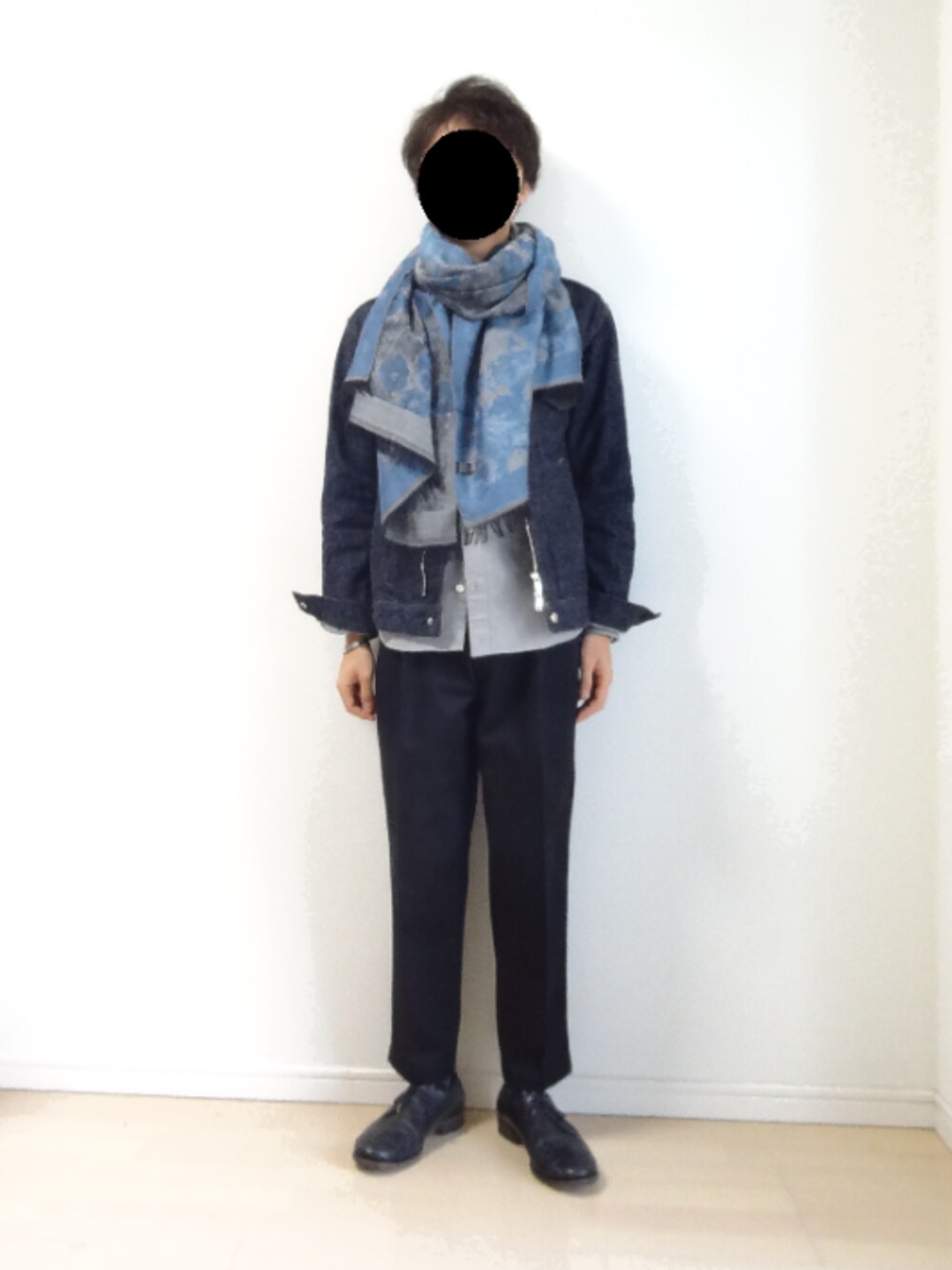 ブルー系のデニムジャケット、ブラック系のその他パンツ、ブラック系のその他シューズを着用したメンズの冬コーディネートの1枚目の写真