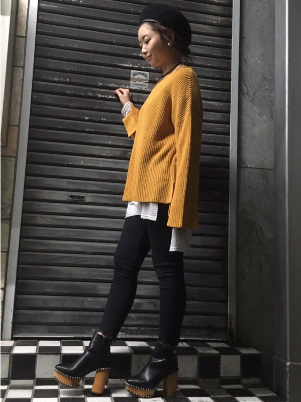 「ベレー帽、スリット、ブラックデニム」｜「MOUSSYのBASQUE BERET（ハンチング/ベレー帽、ブラック系）」を使った、かおりんさん（レディース・154cm）の春コーディネートの1枚目の写真