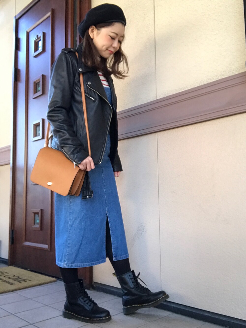 「fashion、ママコーデ、ベレー帽、ジャンスカ、デニムスカート、ライダース」｜「MOUSSYのBASQUE BERET（ハンチング/ベレー帽、ブラック系）」を使った、かおりんさん（レディース・154cm）の春コーディネートの1枚目の写真