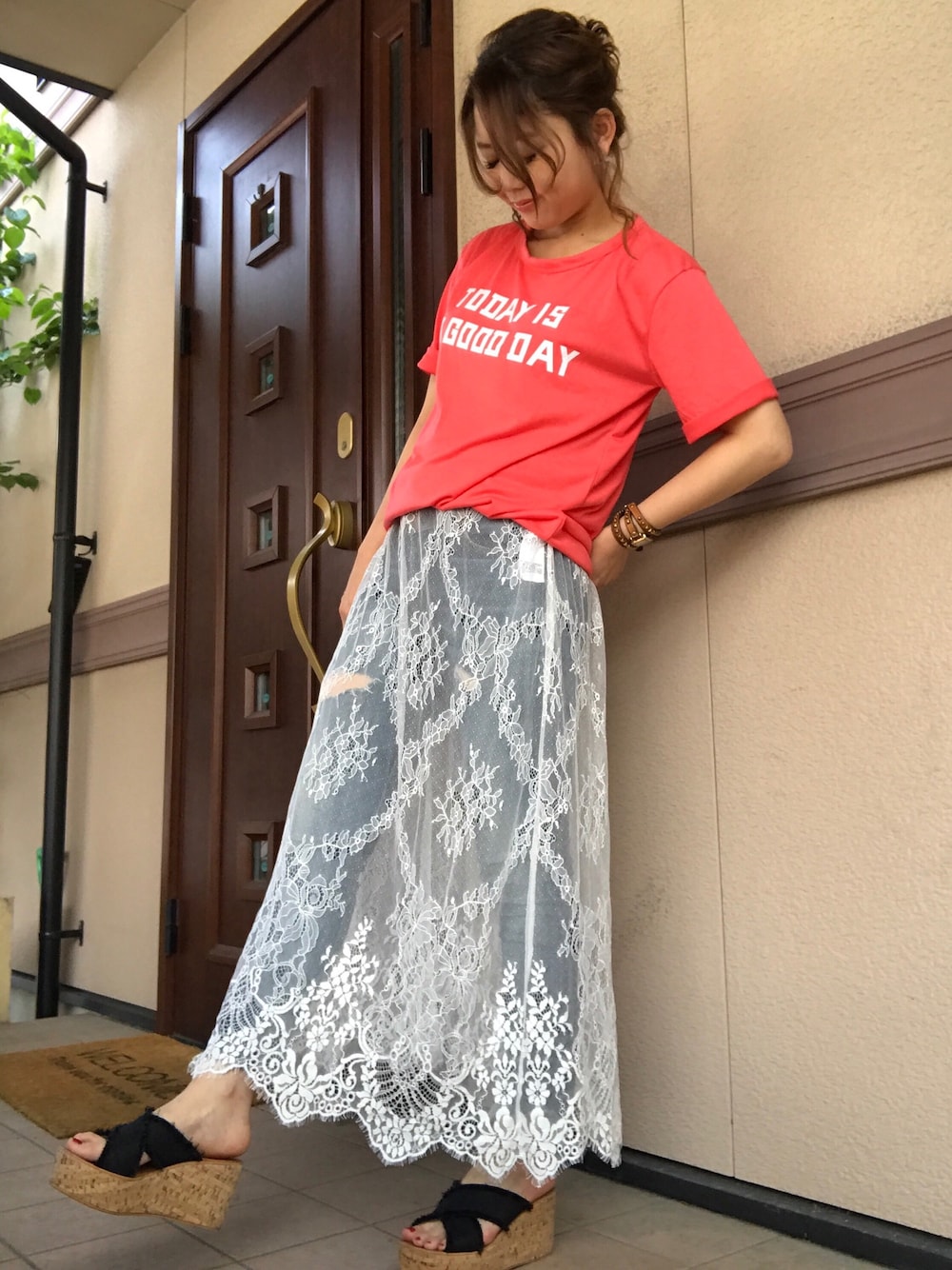 「プチプラ、カラーTシャツ、レーススカート、カジュアル、夏コーデ、ゆるコーデ」｜「セレクトショップのアイテム（Tシャツ/カットソー、ピンク系）」を使った、かおりんさん（レディース・154cm）の夏コーディネートの1枚目の写真