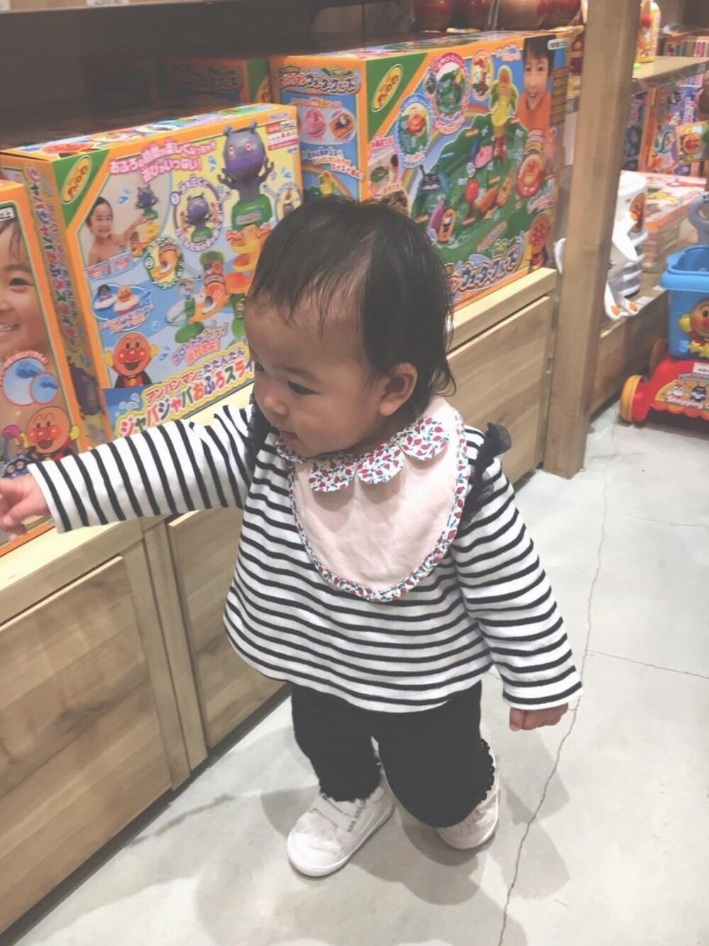 「petit mainの小花柄スカラップ襟スタイ（スタイ/よだれかけ、ピンク系）」を使った、hocc さん（キッズ・70cm）の冬コーディネートの1枚目の写真