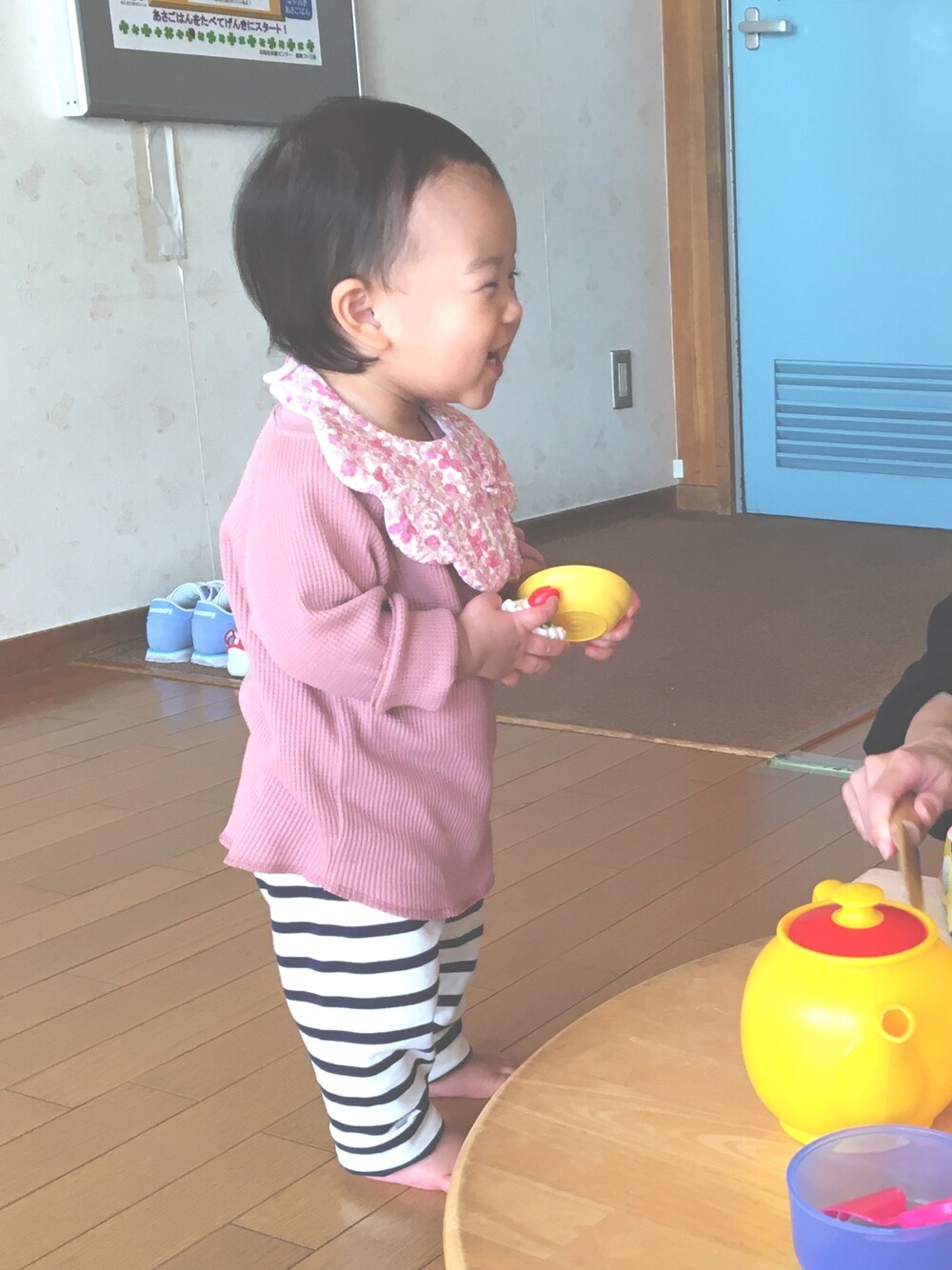 「GAPのアイテム（レギンス/スパッツ、その他）」を使った、hocc さん（キッズ・70cm）の冬コーディネートの1枚目の写真
