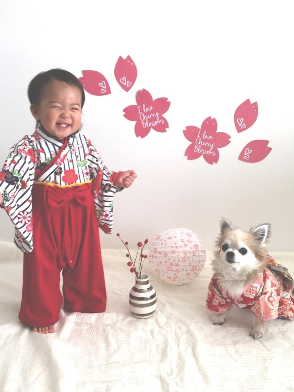 「ひなまつり、桃の節句、袴ロンパース」｜「no brandのアイテム（ロンパース、レッド系）」を使った、hocc さん（キッズ・70cm）の春コーディネートの1枚目の写真