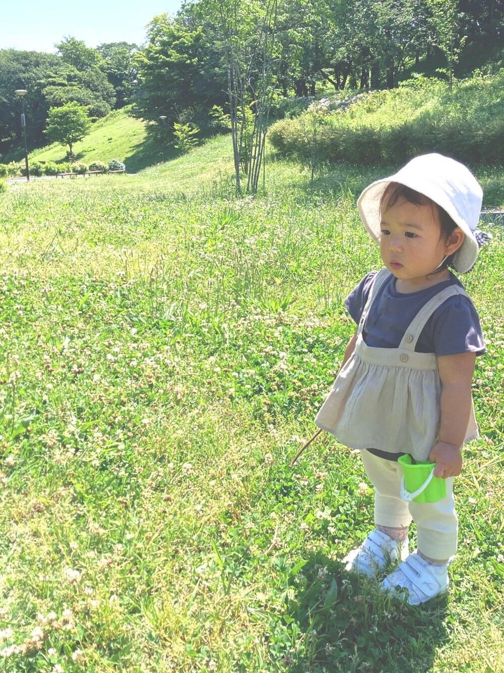 「Birthdayのアイテム（Tシャツ/カットソー、グレー系）」を使った、hocc さん（キッズ・70cm）の夏コーディネートの1枚目の写真