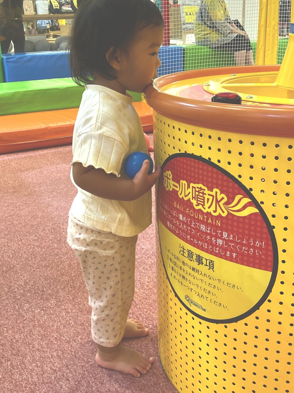 「Birthdayのアイテム（Tシャツ/カットソー、ホワイト系）」を使った、hocc さん（キッズ・70cm）の秋コーディネートの1枚目の写真