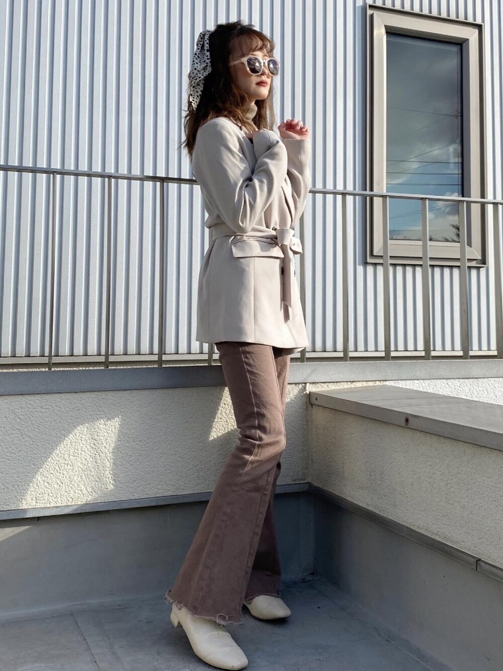 ホワイト系のジャケット/アウター、ブラウン系のその他パンツ、ホワイト系のブーツを着用したレディースの冬コーディネートの1枚目の写真