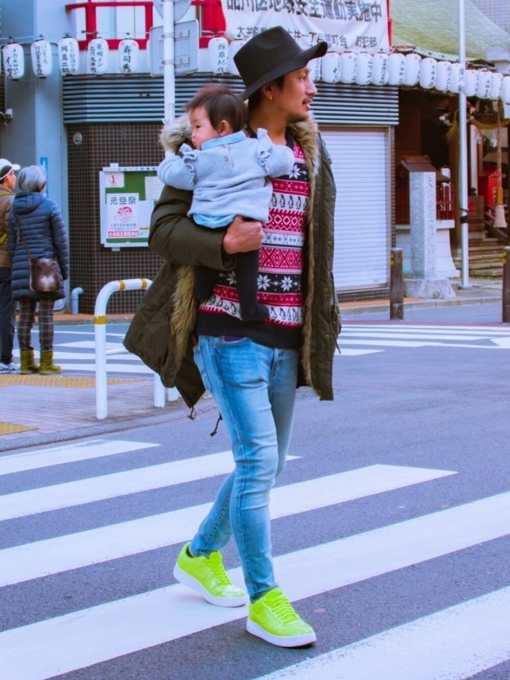 「きれいめカジュアル、プチプラ、デニムパンツ、モッズコート、着回しコーデ、ハット、NIKE、大人カジュアル、大人コーデ、カーキ」｜「H&Mのアイテム（モッズコート、グリーン系）」を使った、YUCCIさん（メンズ・178cm）の冬コーディネートの1枚目の写真
