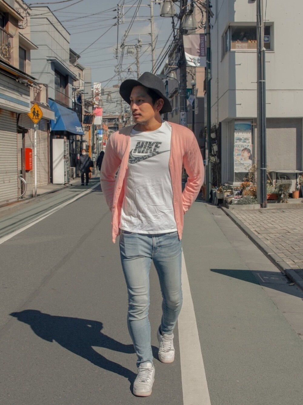 「春コーデ、シンプルコーデ、プチプラコーデ、NIKE、ピンク、ハット、オトナカジュアル、リーバイス、カーディガン、パステル映える春」｜「Levi'sのアイテム（カーディガン/ボレロ、ピンク系）」を使った、YUCCIさん（メンズ・178cm）の春コーディネートの1枚目の写真