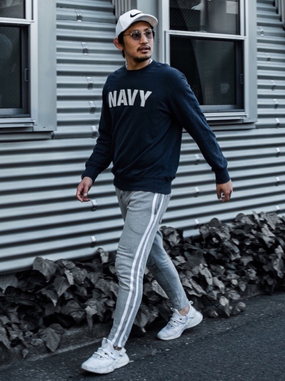 「カジュアルコーデ、オトナカジュアル、春コーデ、UNIQLO、シンプルコーデ、プチプラ、キャップ、NIKE、ラインパンツ、休日スタイル」｜「NIKEのアイテム（キャップ、ホワイト系）」を使った、YUCCIさん（メンズ・178cm）の春コーディネートの1枚目の写真