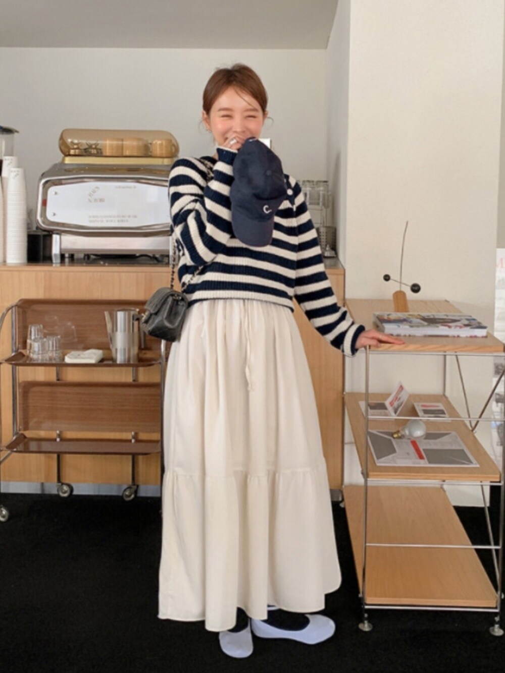 「ニット、スカート、knit、spring、skirt、ロングスカート、春コーデ」｜「imvelyのボタンストライプニット（ニット/セーター、ブルー系）」を使った、IMVELYさん（レディース・163cm）の春コーディネートの1枚目の写真