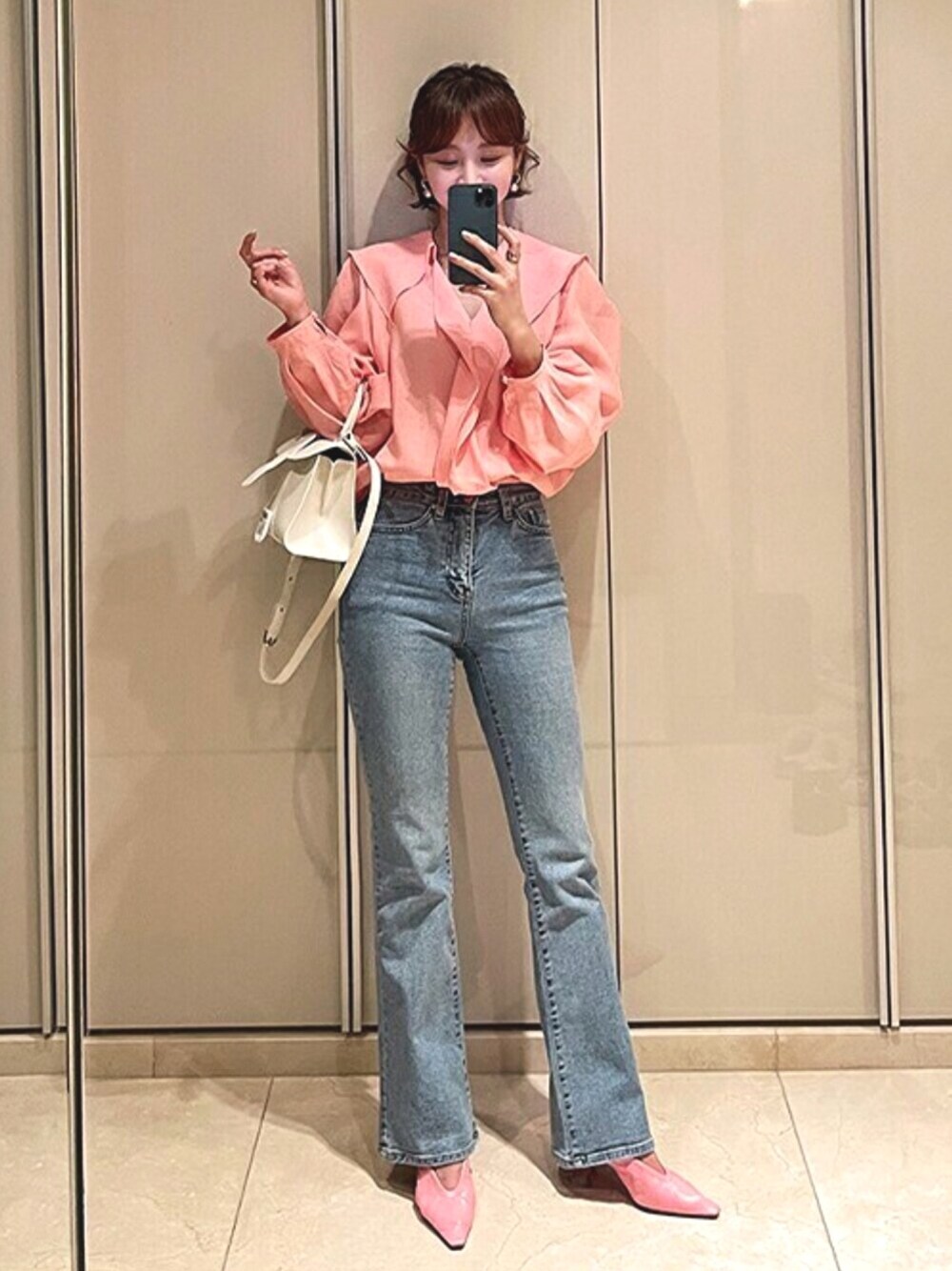 「デニム、ブラウス、ピンク、ootd、春コーデ、春夏コーデ、韓国ファッション、脚長効果、おしゃれさんと繋がりたい」｜「imvelyのワナビーブーツカットデニムパンツ（デニムパンツ、ブルー系）」を使った、IMVELYさん（レディース・163cm）の春コーディネートの1枚目の写真