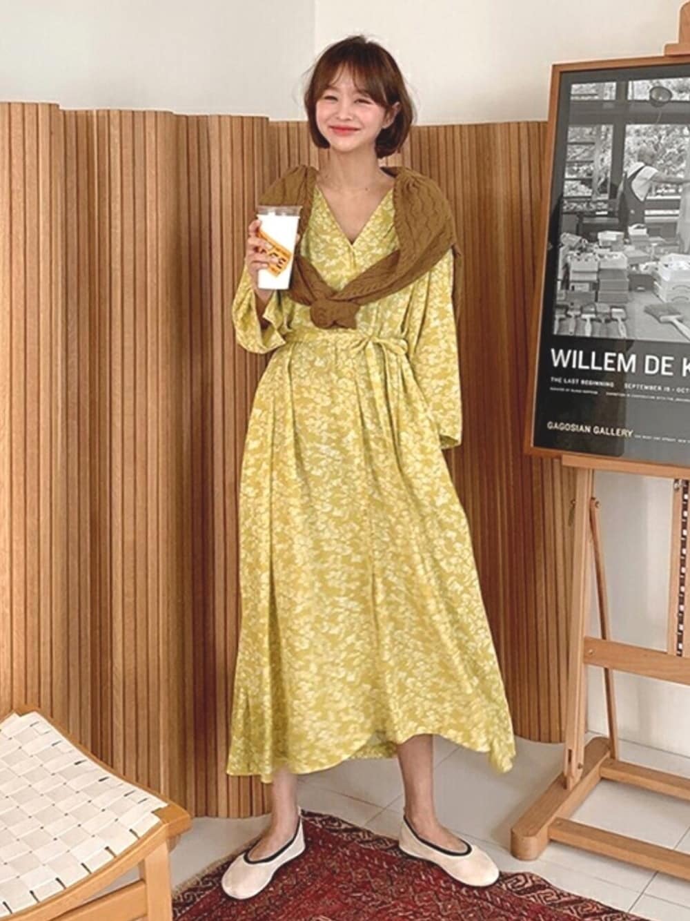 「ワンピース、イエロー、春、春コーデ、休日コーデ、プチプラコーデ、ootd、カジュアル、低身長コーデ、花柄ワンピース」｜「imvelyのパンチングラウンドニット（ニット/セーター、ブラウン系）」を使った、IMVELYさん（レディース・163cm）の春コーディネートの1枚目の写真