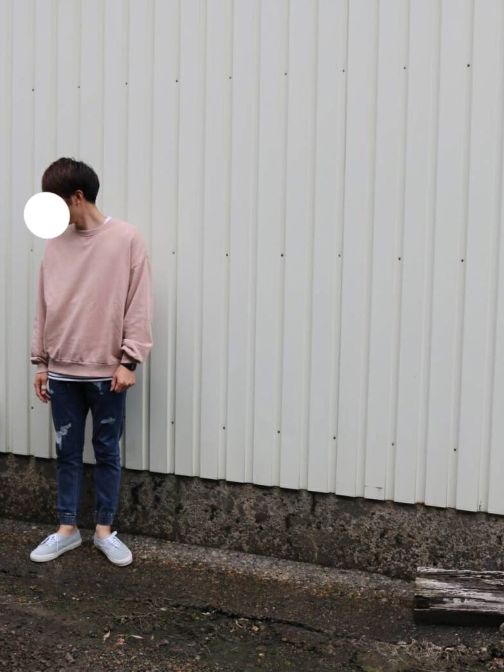 ピンク系のスウェット、ブラック系のTシャツ/カットソー、ブルー系のデニムパンツを着用したメンズの春コーディネートの1枚目の写真