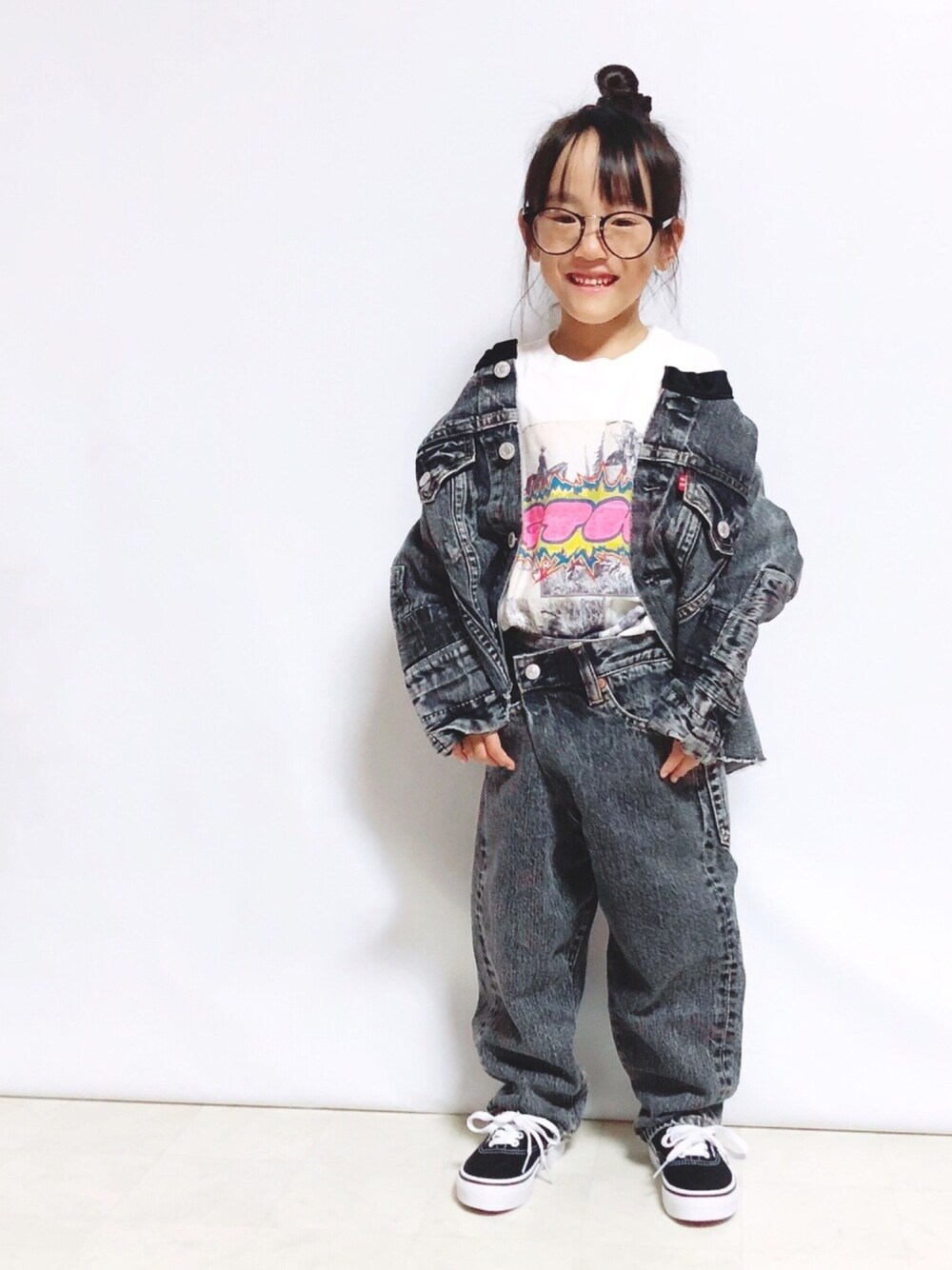「秋コーデ、ブラックデニム、セットアップ、デニムジャケット、デニムパンツ、女の子コーデ、秋のマイ旬スタイル、おしゃれさんと繋がりたい」｜「GO TO HOLLYWOODのムラデニム リメイク ジャケット（デニムジャケット、ブラック系）」を使った、reaxcheeseさん（キッズ・100cm）の秋コーディネートの1枚目の写真