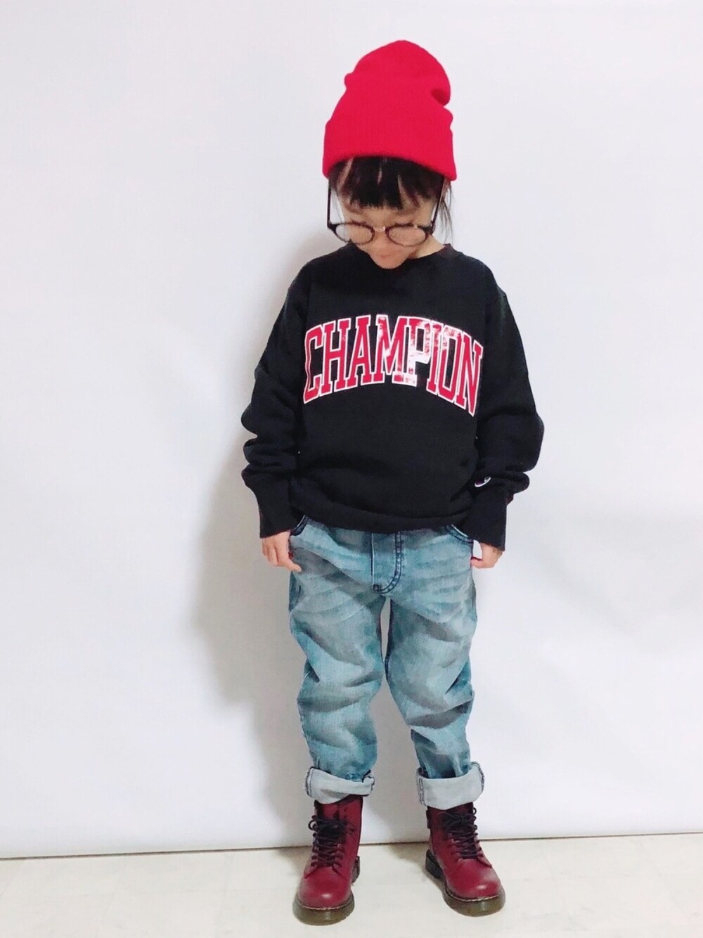 ブラック系のTシャツ/カットソー、ブルー系のデニムパンツ、レッド系のブーツを着用したキッズの冬コーディネートの1枚目の写真