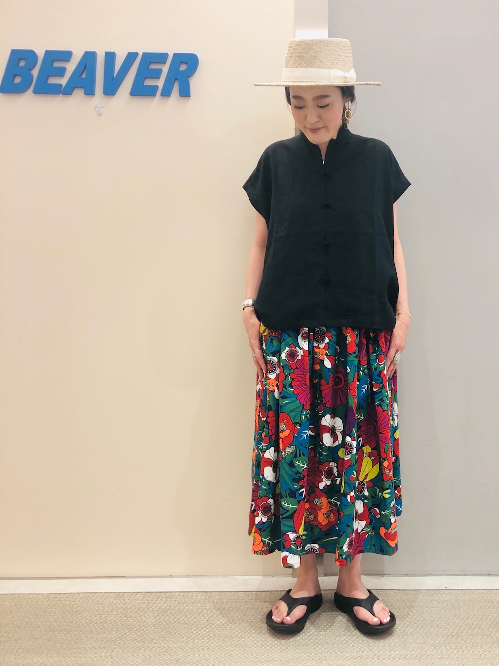 ブラック系のシャツ/ブラウス、ブラック系のシャツ/ブラウス、その他のスカートを着用したレディースの春コーディネートの1枚目の写真