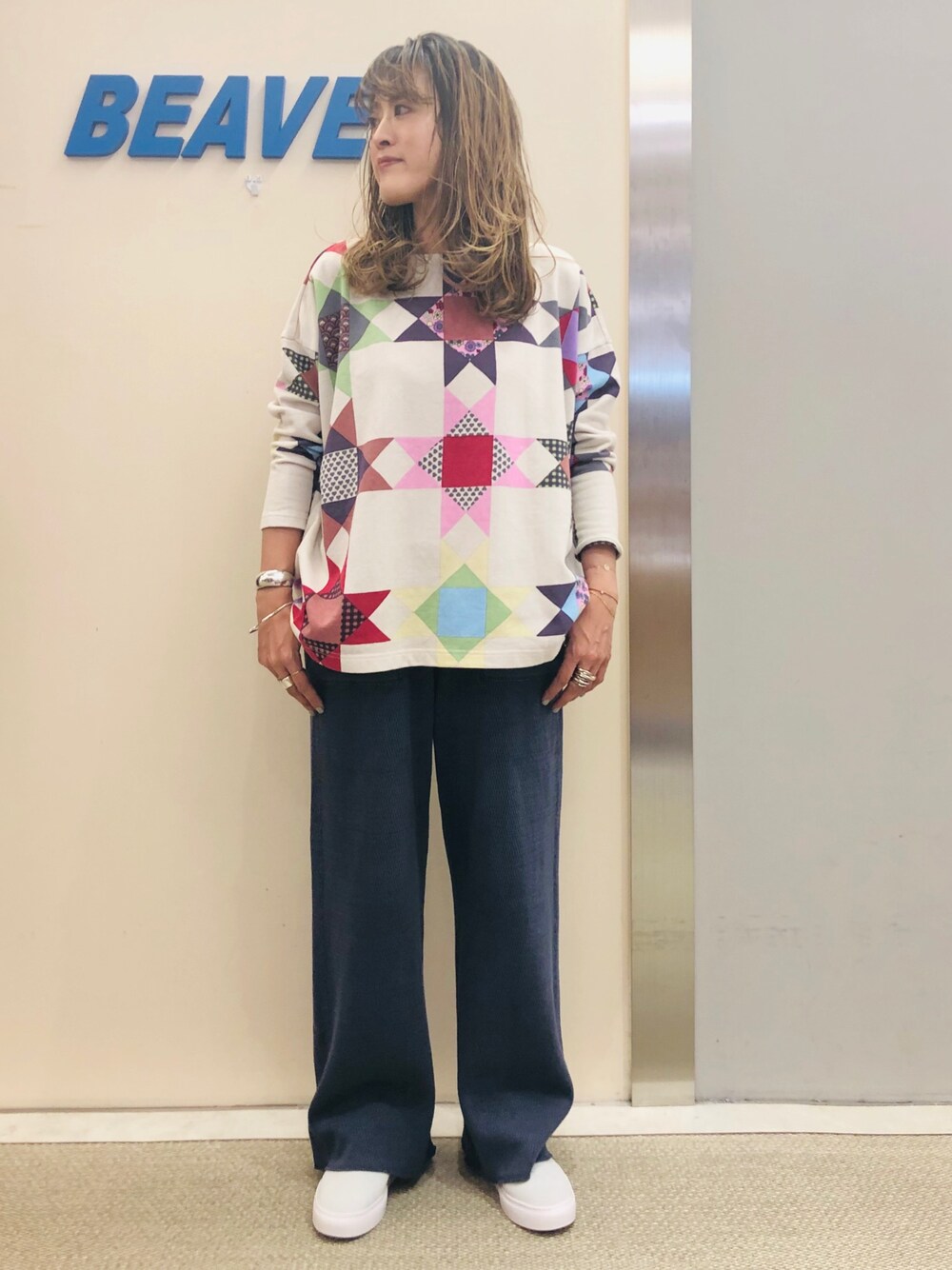 ベージュ系のTシャツ/カットソー、ベージュ系のTシャツ/カットソー、ブルー系のその他パンツを着用したレディースの秋コーディネートの1枚目の写真