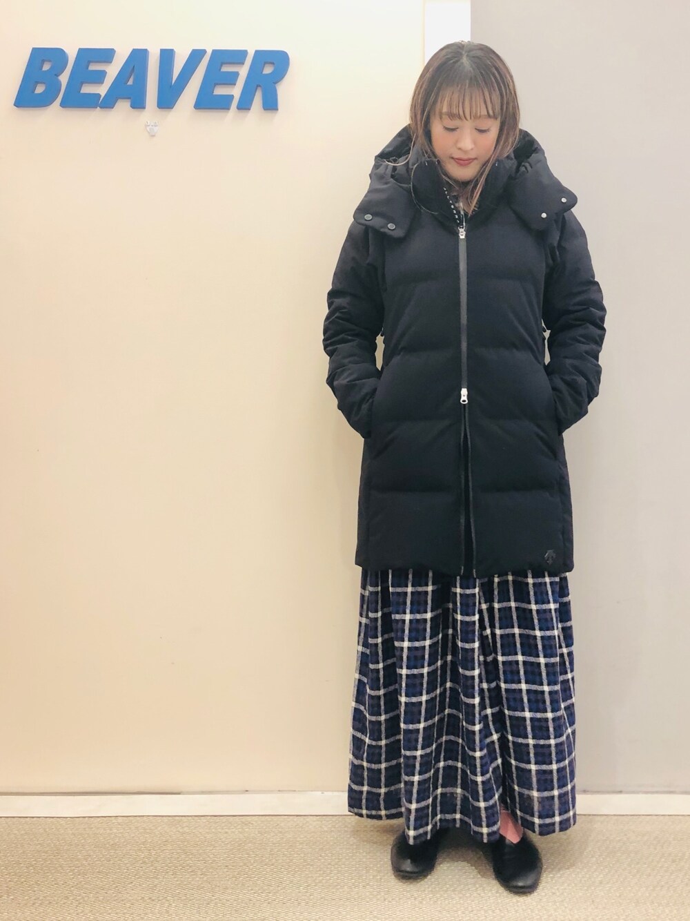 「シンプルコーデ、カジュアルコーデ、低身長コーデ、ブラック、DESCENTE ALLTERRAIN、水沢ダウン、チェック柄、ワンピース、キレイめ、秋冬コーデ」｜「DESCENTE ALLTERRAINの＜DESCENTE ALLTERRAIN＞ MIZUSAWA DOWN ANCHOR/水沢ダウンアンカー（ダウンジャケット/コート、ブラック系）」を使った、さゆるゆるさん（レディース・155cm）の秋コーディネートの1枚目の写真
