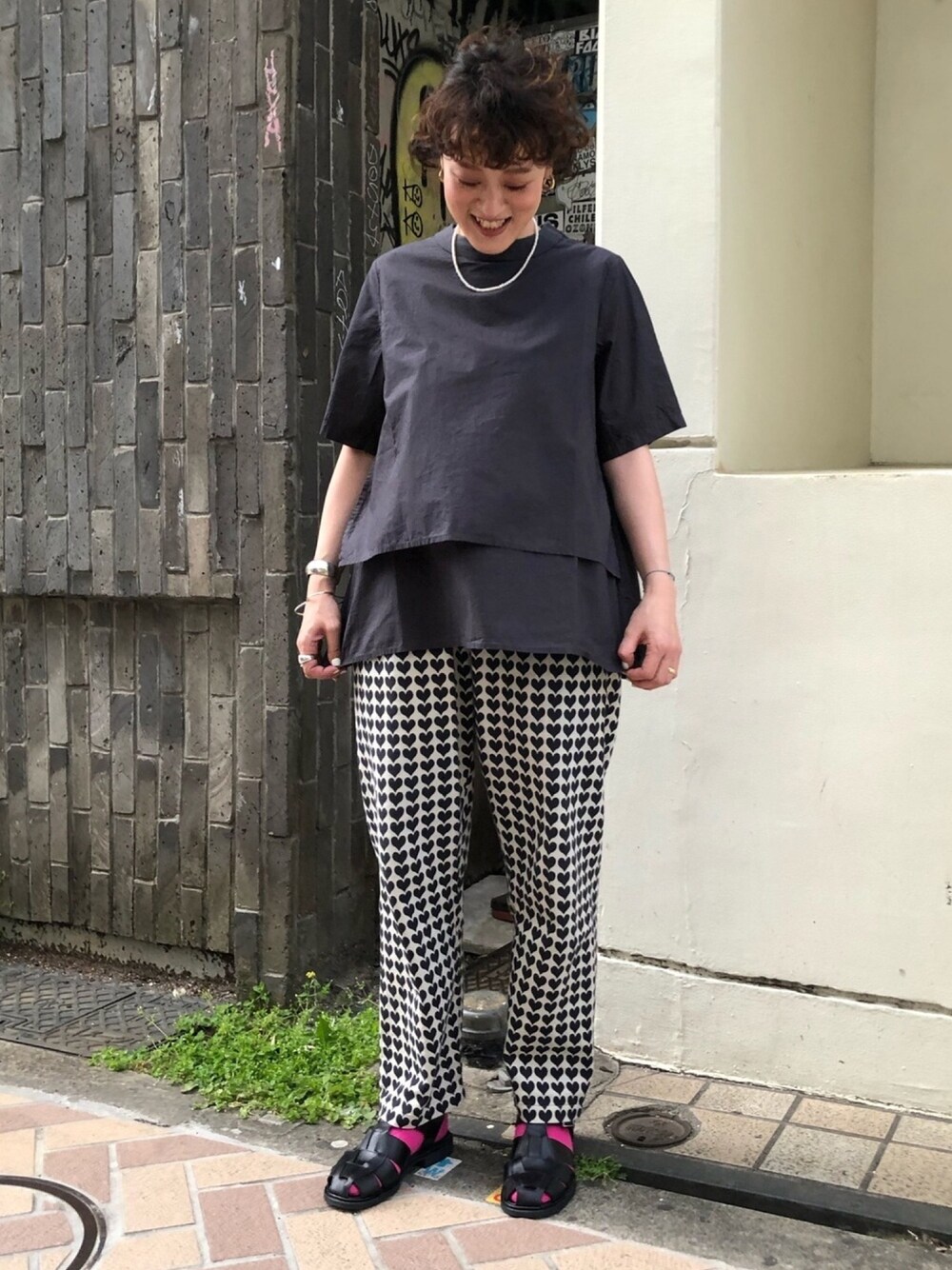 グレー系のシャツ/ブラウス、グレー系のシャツ/ブラウス、ベージュ系のその他パンツを着用したレディースの春コーディネートの1枚目の写真