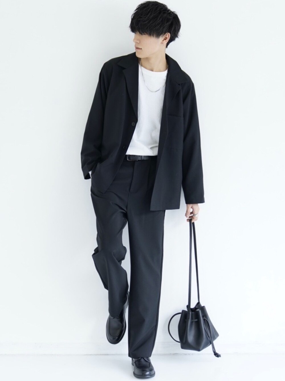 「セットアップ、モノトーン、ブラック、テーラードジャケット、ワイドパンツ、春コーデ、シンプル、黒コーデ、部屋撮り、タックイン」｜「ZIP FIVEの【ZOZO限定】インフルエンサー 【SHOTA】×【ZIPFIVE】ポリエステルトロピカル ダブルテーラードジャケット（テーラードジャケット、ブラック系）」を使った、KAIさん（メンズ・181cm）の春コーディネートの1枚目の写真