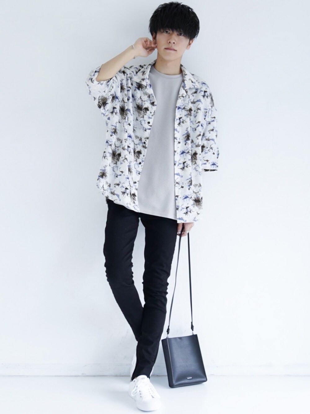 「きれいめカジュアル、柄シャツ、ライトブルー、ワッフルクルーネックＴ、グレー、くすみカラー、CASPER JOHN、ZIP FIVE、New Balance、URBAN RESEARCH」｜「ZIP FIVEのハリ感ドライワッフル　サーマル半端袖TEE【ビッグシルエット】【吸水速乾素材】【クルー/ヘンリーネック】（Tシャツ/カットソー、グレー系）」を使った、KAIさん（メンズ・181cm）の夏コーディネートの1枚目の写真