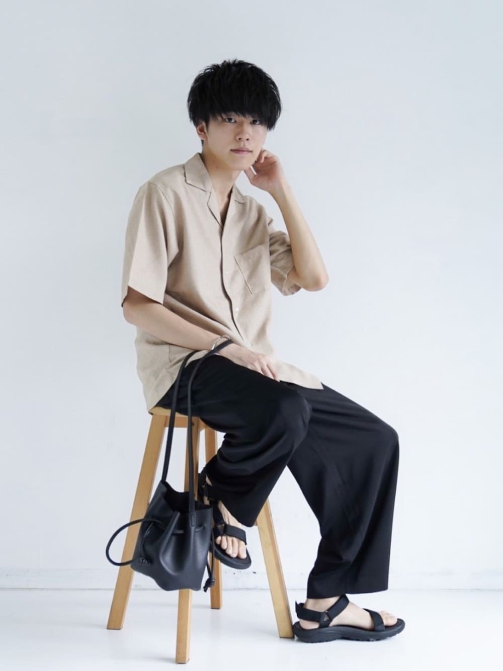 「夏祭り、オープンカラーシャツ、ベージュコーデ、ワイドパンツ、サテンパンツ、ビッグシルエット、ZIP FIVE、巾着バッグ、CASPER JOHN、シャツ好き集まれ」｜「ZIP FIVEのポリシャンブレーワイドオープンカラーシャツ / 半袖 開襟シャツ リラックス（シャツ/ブラウス、ベージュ系）」を使った、KAIさん（メンズ・181cm）の夏コーディネートの1枚目の写真