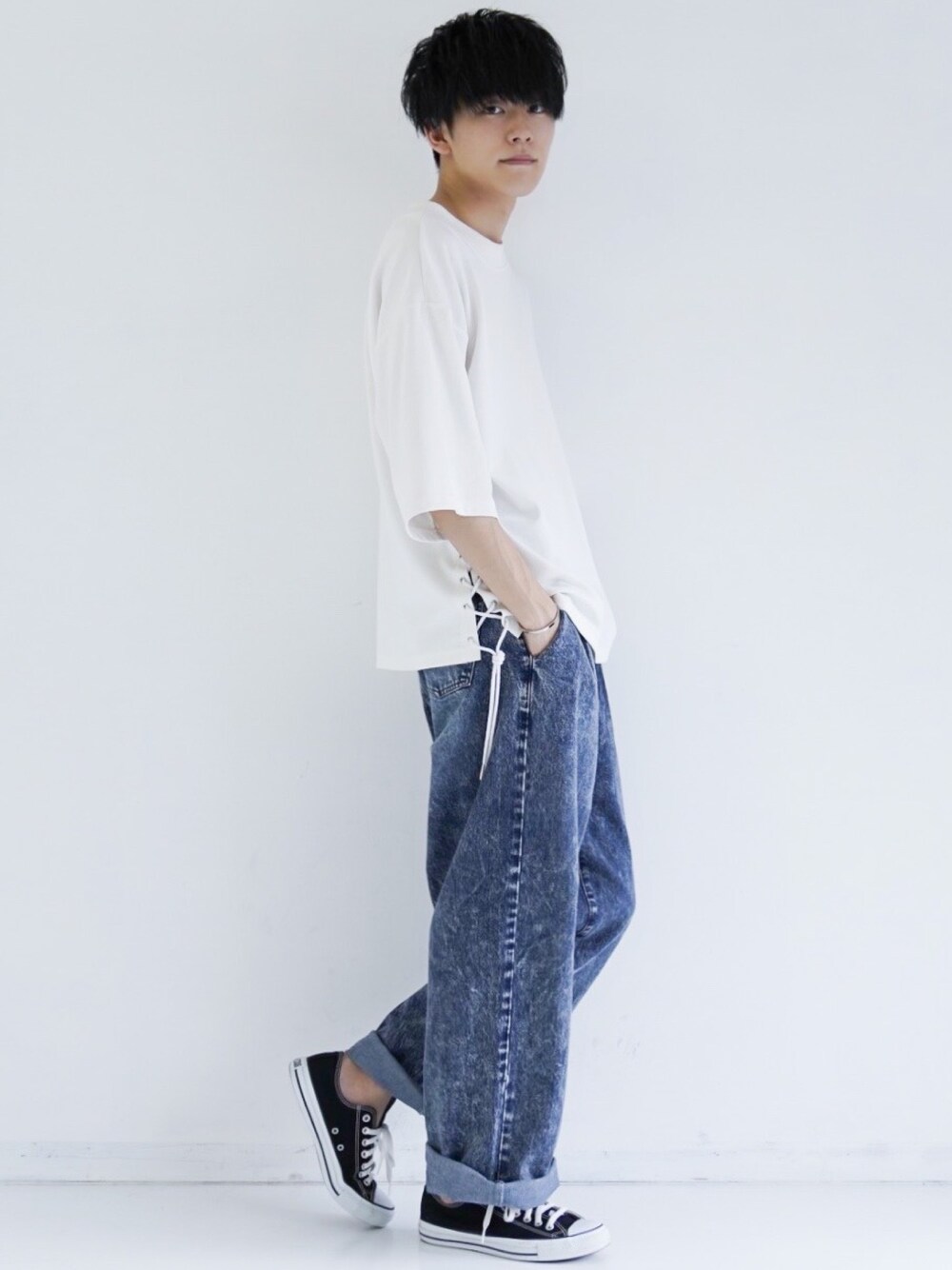 「白Tシャツ、レース、デニム、デニムパンツ、デニムワイドパンツ、ワンウォッシュデニム、レトロ、ロールアップ、adrer、CASPER JOHN」｜「CASPER JOHNのSide Lace Mockneck Big T-shirts/サイドレースモックネックビッグT（Tシャツ/カットソー、ホワイト系）」を使った、KAIさん（メンズ・181cm）の夏コーディネートの1枚目の写真