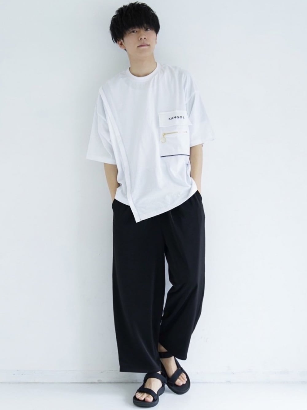 「ビッグシルエット、アシンメトリー、切り替え、KANGOL、カンゴール、リングジップ、白Tシャツ、ワイドパンツ、サテン、airtokyo」｜「KANGOLのにっしーデザイン KANGOLアシンメトリービッグTシャツ（Tシャツ/カットソー、ホワイト系）」を使った、KAIさん（メンズ・181cm）の夏コーディネートの1枚目の写真