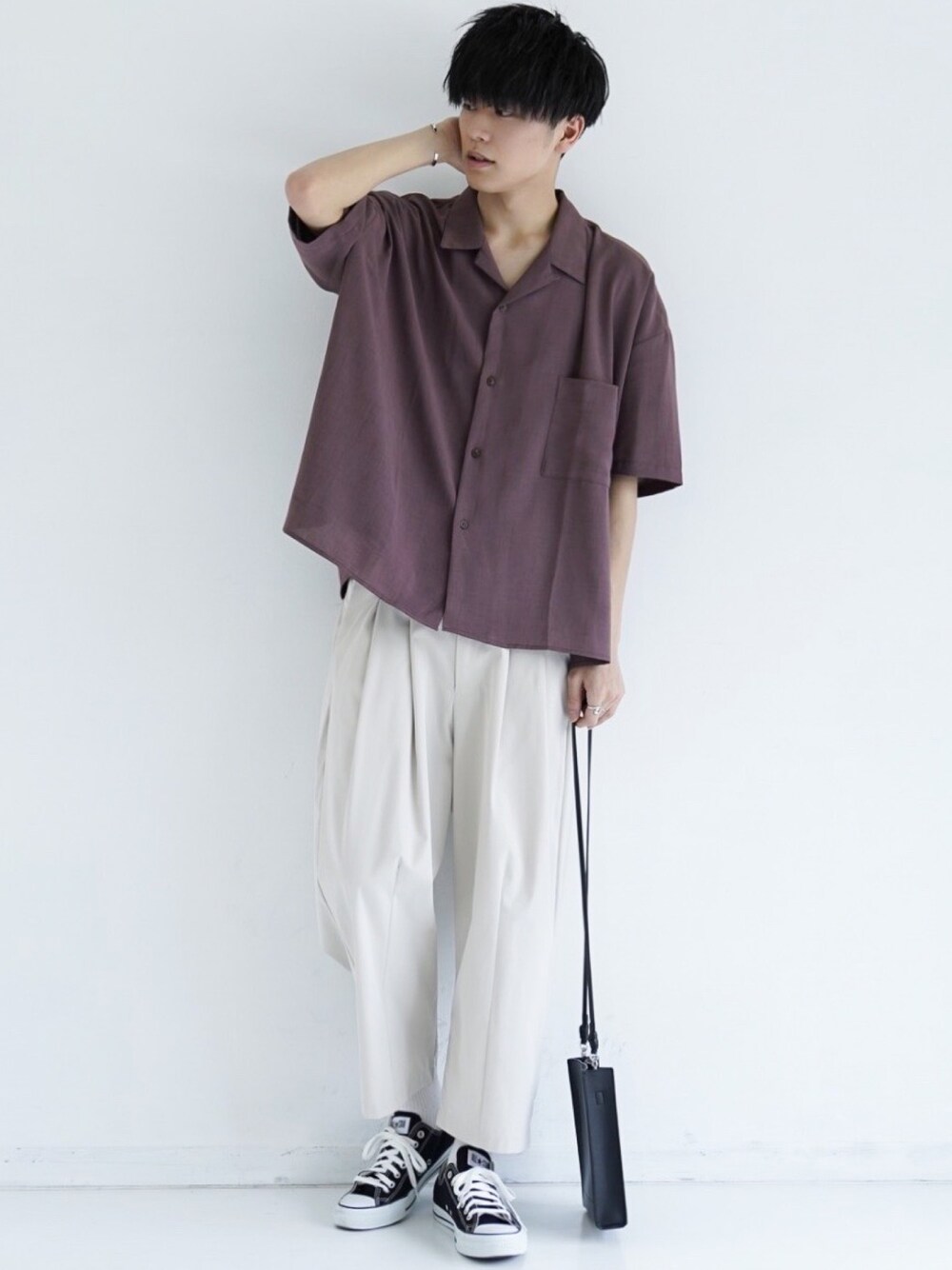 「夏コーデ、白パンツ、ワイドパンツ、アンクルパンツ、オープンカラーシャツ、BASQUEmagenta、remer、くすみカラー、ニュアンスカラー、ショルダーバッグ」｜「remerのloose wide ankle PT/ ルーズワイドアンクルパンツ（その他パンツ、ホワイト系）」を使った、KAIさん（メンズ・181cm）の夏コーディネートの1枚目の写真