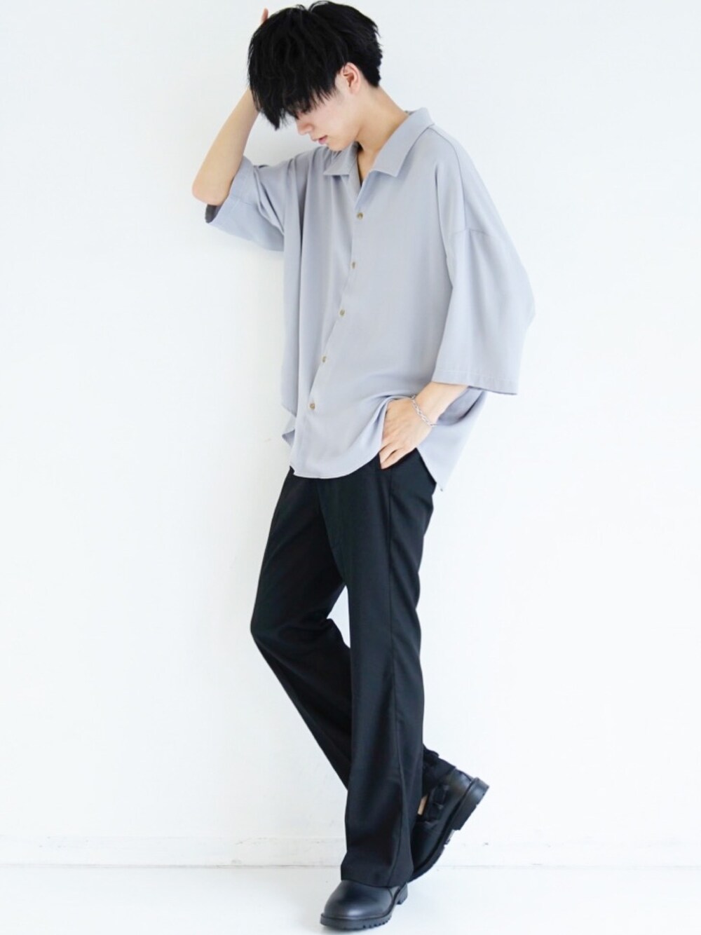「シンプルコーデ、シャツスタイル、オープンカラーシャツ、くすみカラー、くすみブルー、CASPER JOHN、フレアパンツ、ASTRONOMY、LHME、ブレスレット」｜「CASPER JOHNのVarious Dolman Shirts/バリアスドルマンシャツ（シャツ/ブラウス、ブルー系）」を使った、KAIさん（メンズ・181cm）の夏コーディネートの1枚目の写真