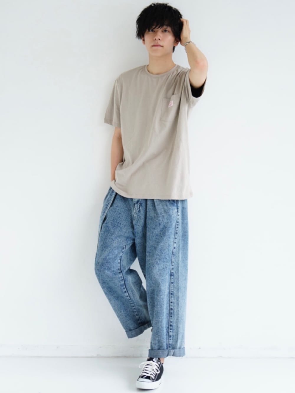 「シンプルコーデ、ポケットＴシャツ、KANGOL、ZIP FIVE、ベージュコーデ、デニムパンツ、ワイドデニム、remer、スニーカー、コンバース」｜「KANGOLの【別注・コラボ】ZIP FIVE × KANGOL　切替ポケットピスネーム半袖TEE【ユニセックス】（Tシャツ/カットソー、ベージュ系）」を使った、KAIさん（メンズ・181cm）の夏コーディネートの1枚目の写真