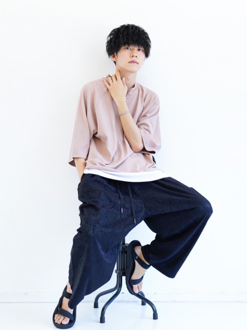 「新作、モックネック、ハーフジップ、リングジップ、ブラウン、ワイドパンツ、ベイカーパンツ、秋のコーデ、INTERFACTORY、CASPER JOHN」｜「INTER FACTORYのファッションインフルエンサー じーの × INTER FACTORY　ハーフジップモックネックTシャツ（Tシャツ/カットソー、ブラウン系）」を使った、KAIさん（メンズ・181cm）の夏コーディネートの1枚目の写真