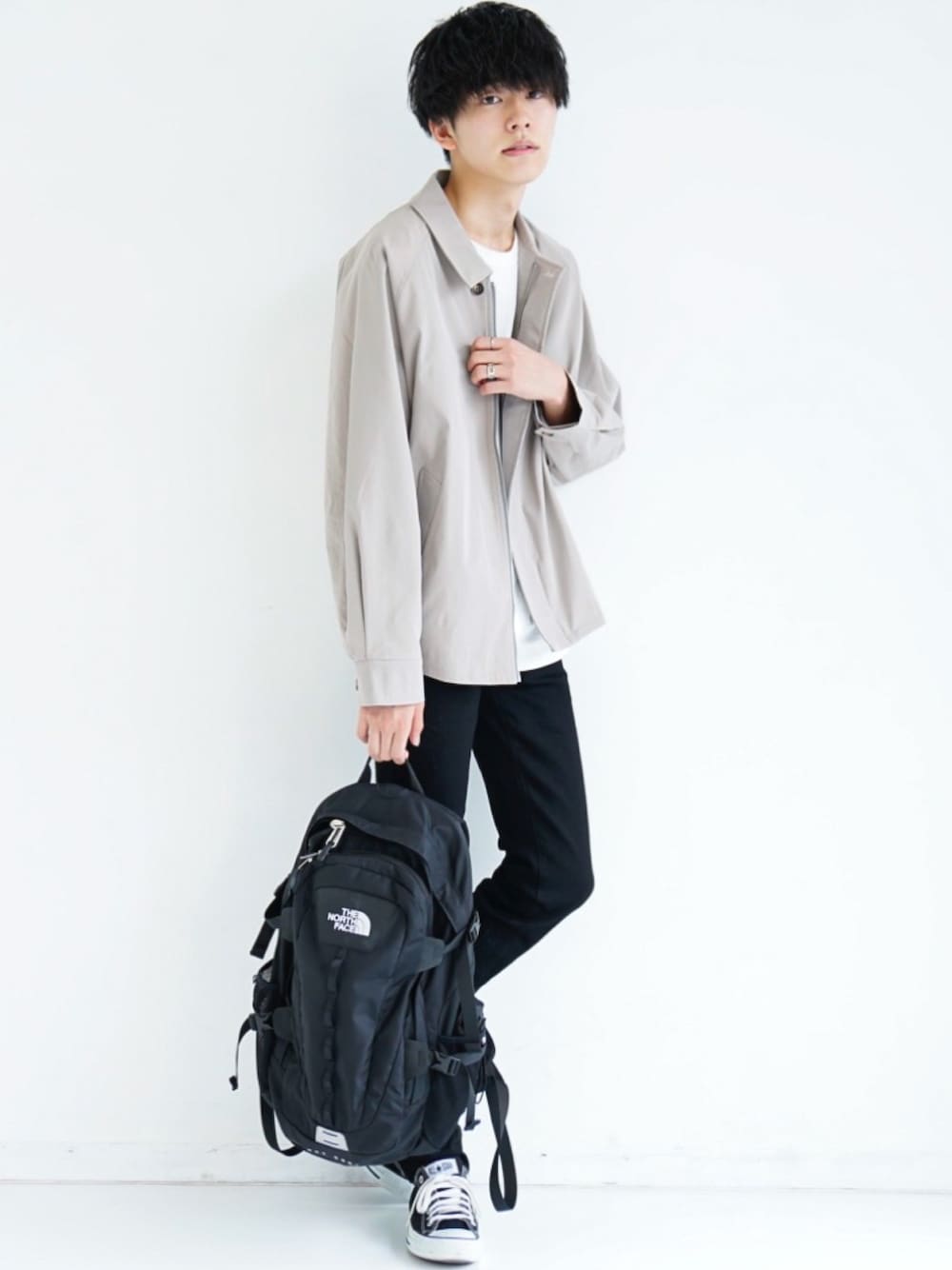 「シンプルスタイル、ジャケット、ベージュ、くすみカラー、通学コーデ、黒スキニー、秋コーデ、コンバース、THE NORTH FACE、remer」｜「remerのloose zip jacket / ルーズジップジャケット（カバーオール、ベージュ系）」を使った、KAIさん（メンズ・181cm）の秋コーディネートの1枚目の写真