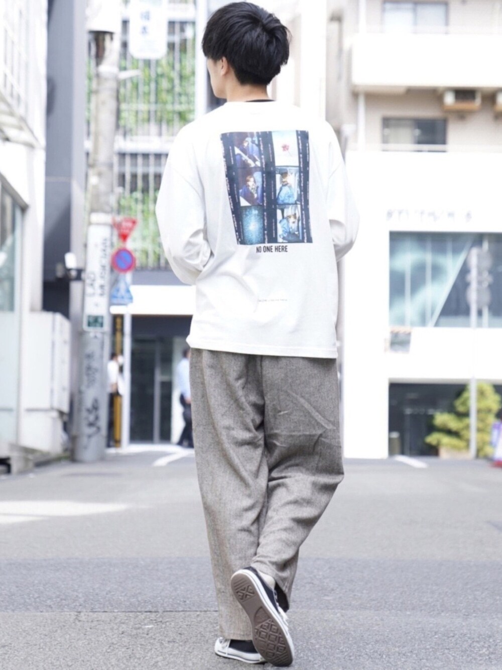 「ロンT、プリントT、RAGEBLUE、レイジブルー、ストリート、カジュアル、秋のコーデ、秋服、大学生、秋服準備はじめました」｜「RAGEBLUEの【HONEBONE×Kenta Karima】コラボプリントロンT/917057（Tシャツ/カットソー、ホワイト系）」を使った、KAIさん（メンズ・181cm）の秋コーディネートの1枚目の写真