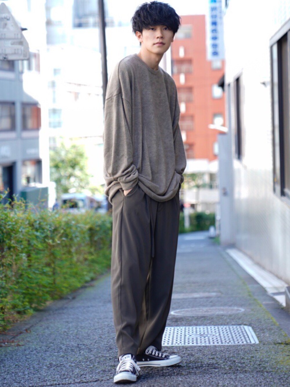 「LILL、カーキ、カーキパンツ、緑、ニット、ゆるコーデ、ベルト、秋コーデ、くすみカラー、スニーカーコーデ」｜「LILLのビッグドルマンソフトタッチスモーキーカラーニットソー（ニット/セーター、ベージュ系）」を使った、KAIさん（メンズ・183cm）の秋コーディネートの1枚目の写真